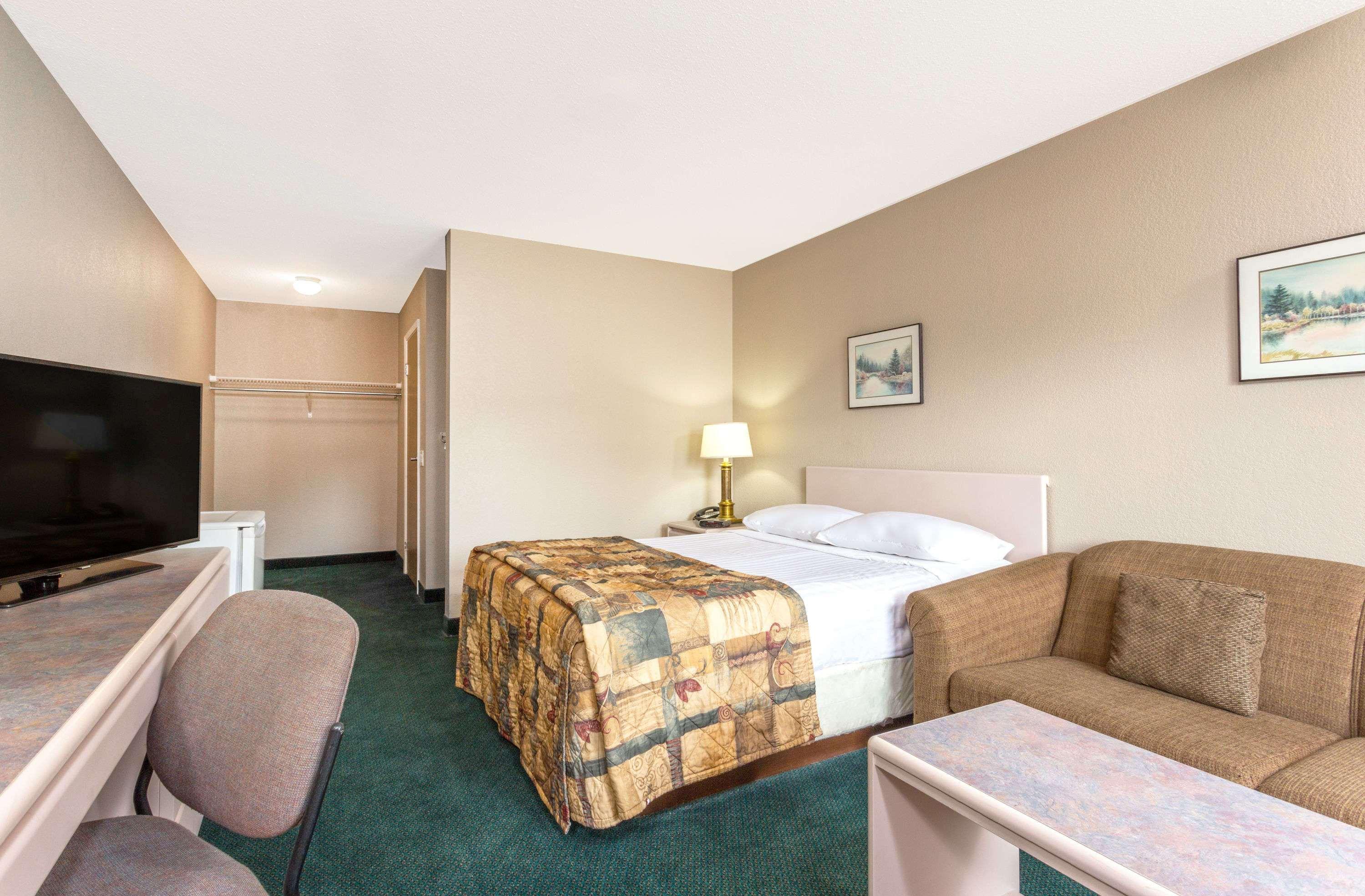 Hotel Super 8 By Wyndham Golden Exterior foto