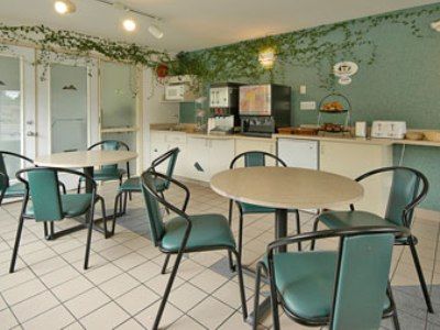 Hotel Super 8 By Wyndham Golden Restaurante foto