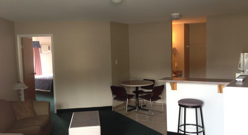 Hotel Super 8 By Wyndham Golden Habitación foto